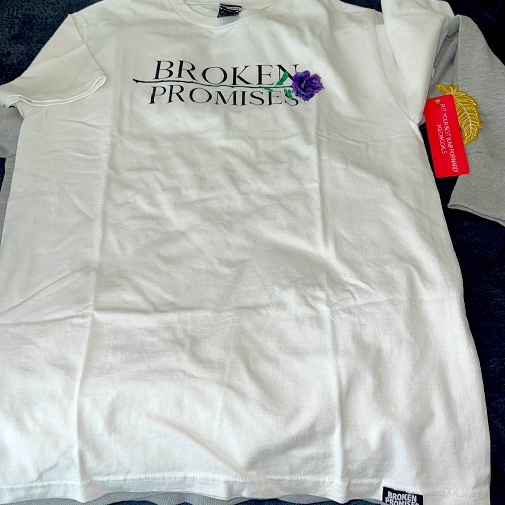 I’m selling this shirt because it does not fit me no more :)